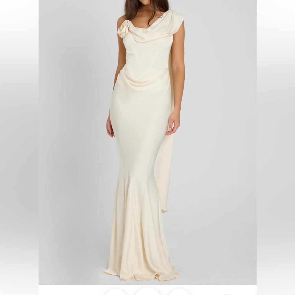 Chic One-Shoulder Cream Gown